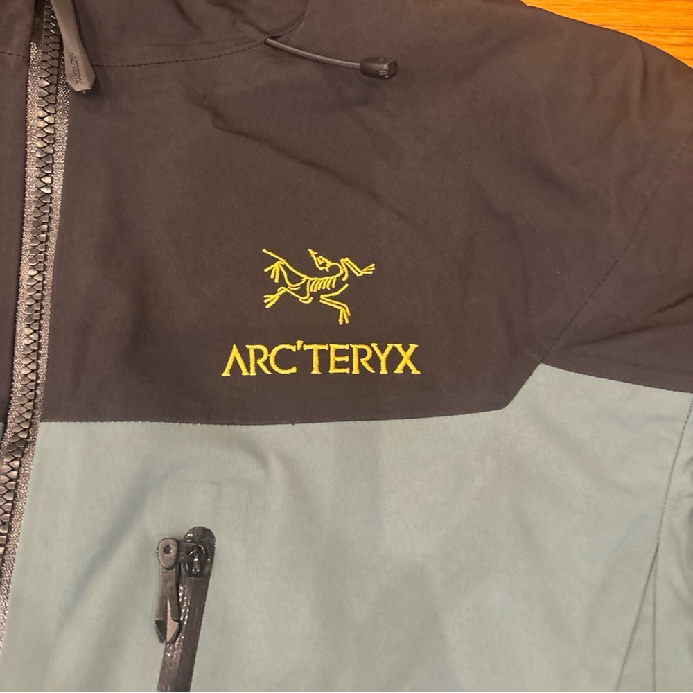 Arc'teryx Green and Black Raincoat with High Collar - Picture 2 of 4